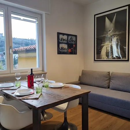 Dear George, House Appartement