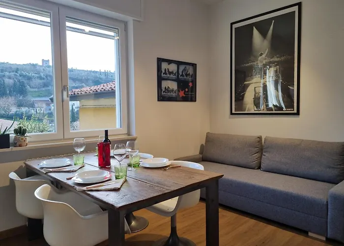 Dear George, House Appartement